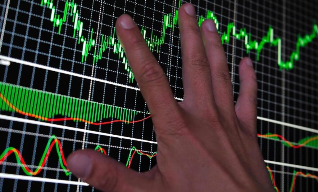 hand on screen showing metatrader