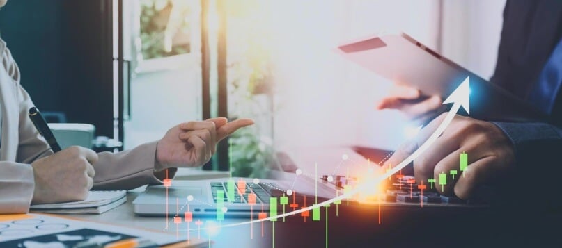 People working on trades with forex trading overaly going up